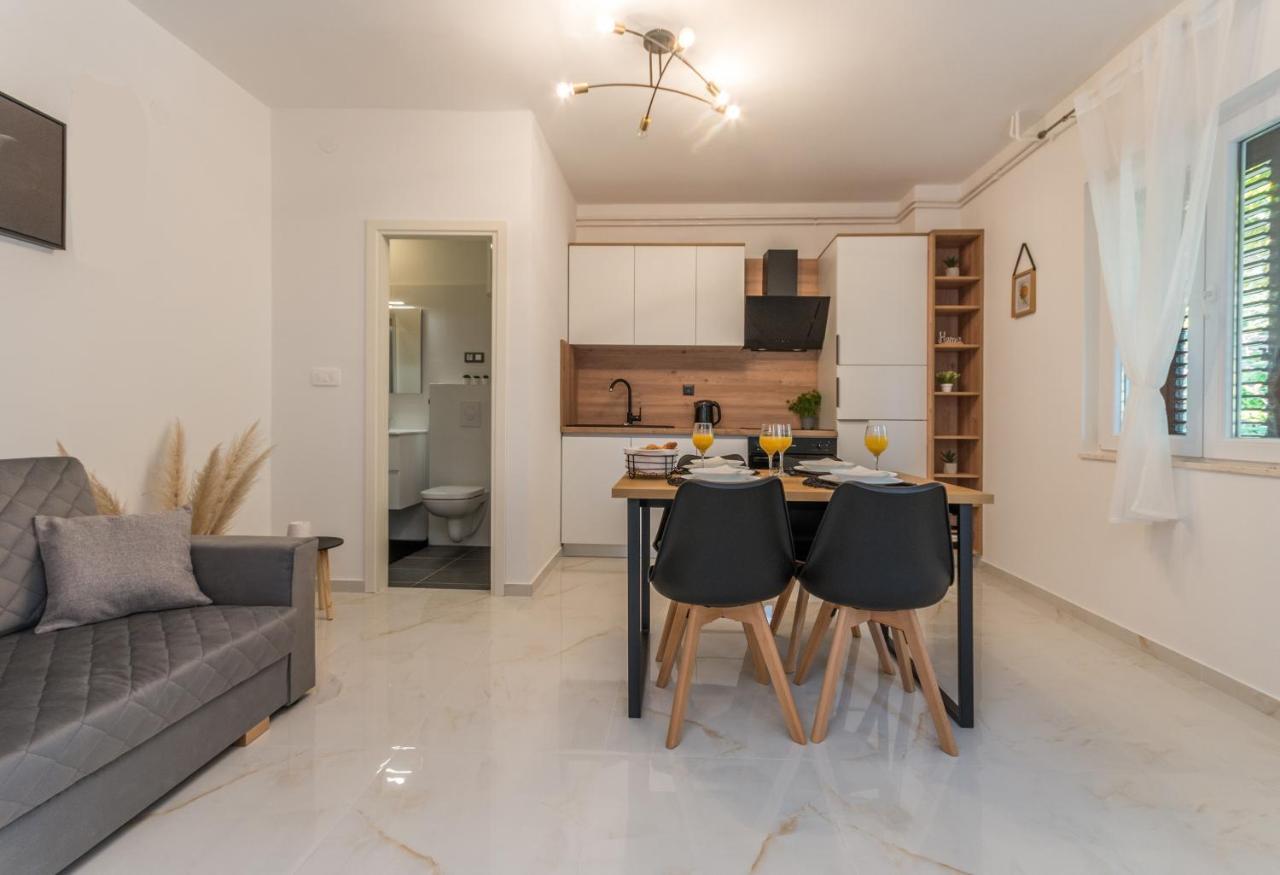 Apartmani A&M Biograd Na Moru Esterno foto